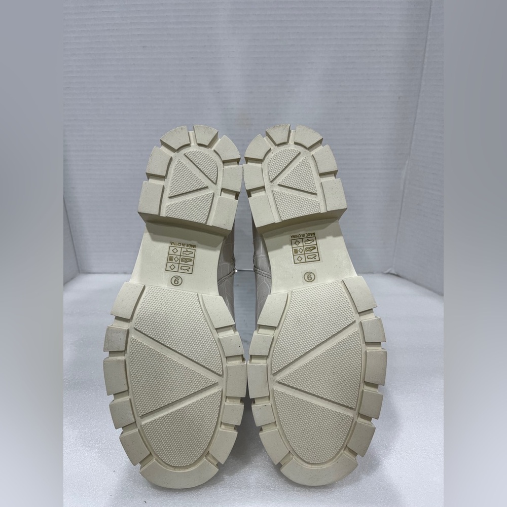 Journee Collection Jeeva Zip Block Heel Bootie. Size 9.‎ Color Ivory - Picture 6 of 6